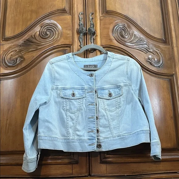 Torrid Like NEW Light Wash Cropped Collarless 3/4 sleeve Jean Jacket Medium - Picture 4 of 11